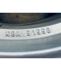 Detail der eingeprägten KBA-Nummer 51558 auf dem äußeren Felgenhorn der Alutec Freeze